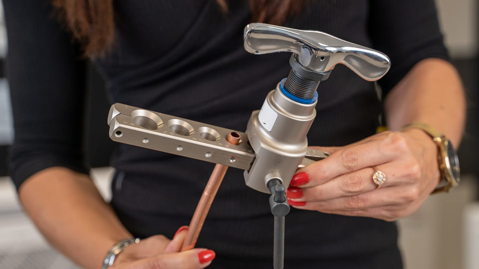 Kupferrohre und deren Vorbereitung für den Anschluss. Bördeln